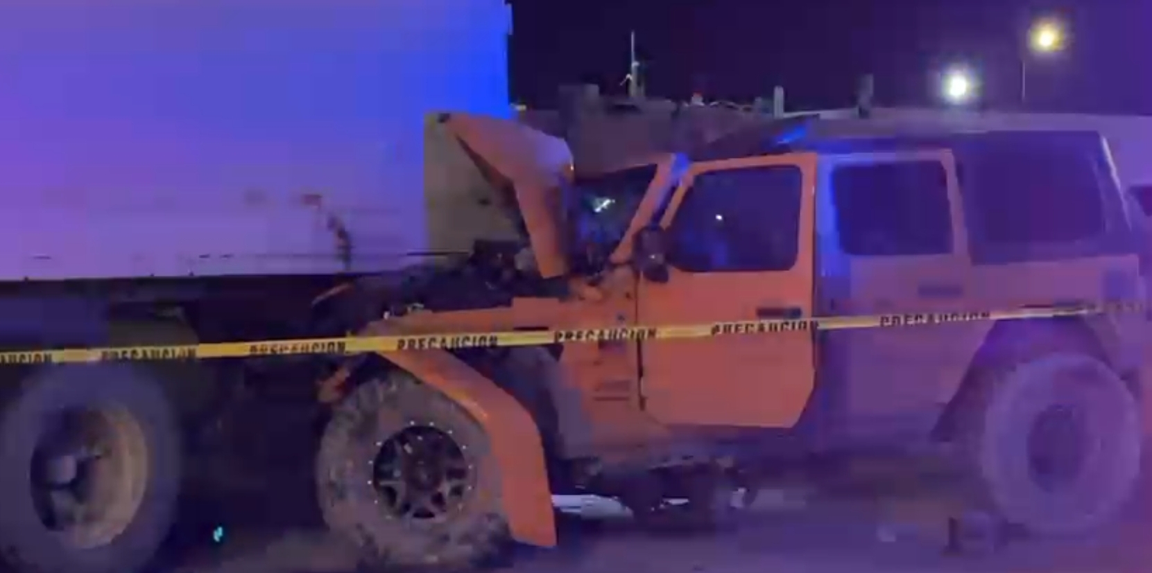 CONDUCTOR BORRACHO CHOCA JEEP CONTRA TRÁILER Y ABANDONA A DOS MUJERES… UNA MURIÓ